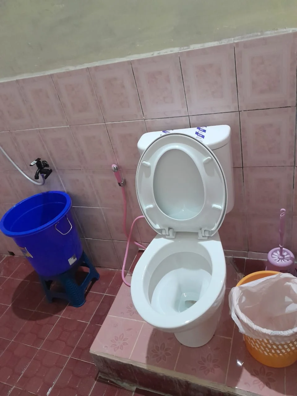 Private toilet and bathroom in Bunaken Homestay