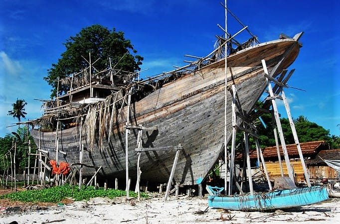 Pinisi-boat-builder-at-Tanah-Beru-in-south Sulawesi Phinisi-boat-builder, Tana Beru-south-sulawesi