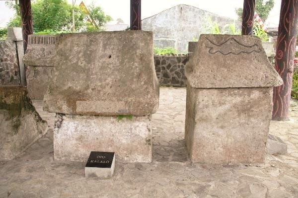 Sarcofagus-North Sulawesi Waruga stone grave - North Sulawesi