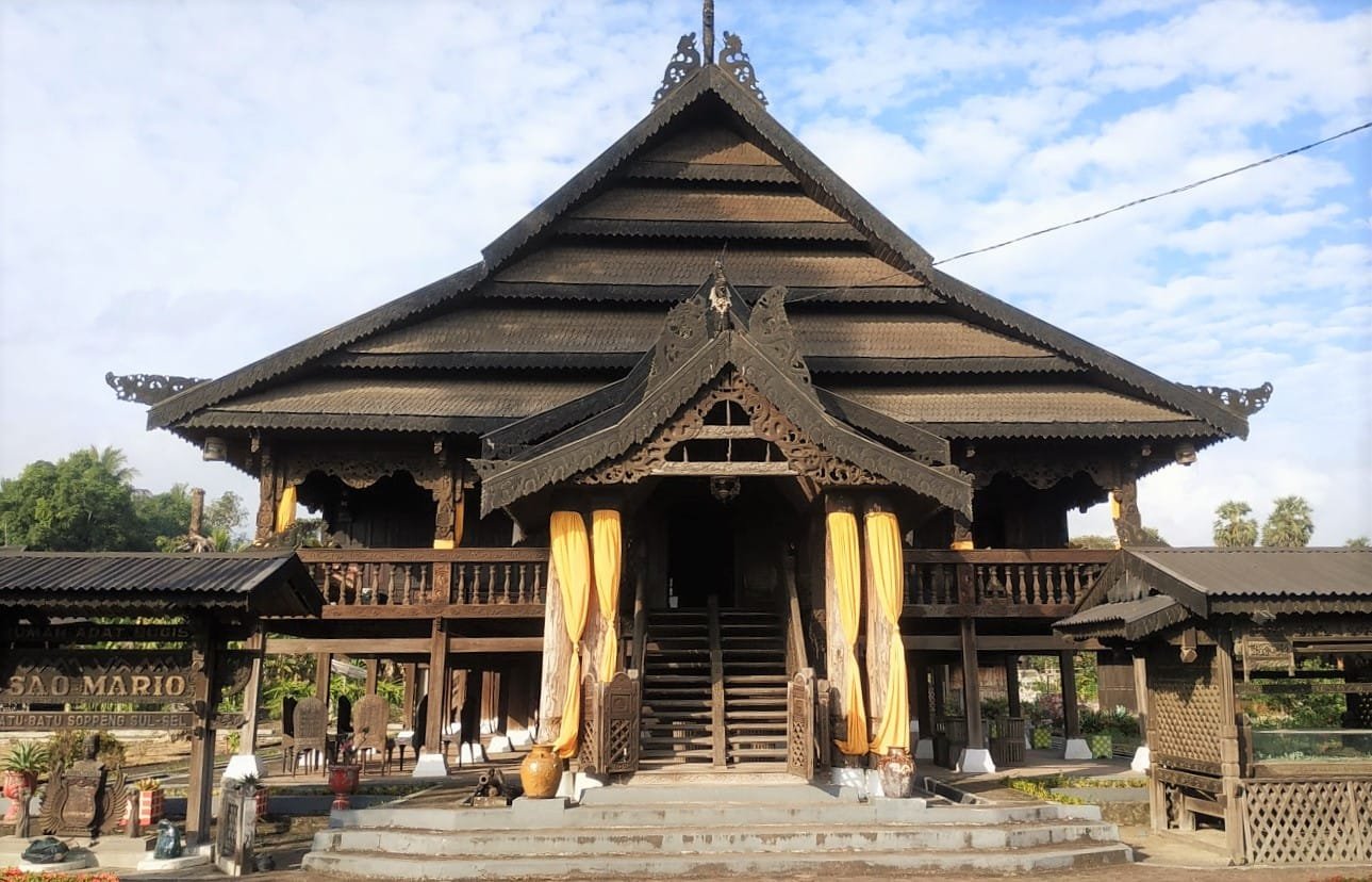 Rumah-adat-bugis-sao-mario traditional-bugisnese house-sulawesi-overland tours