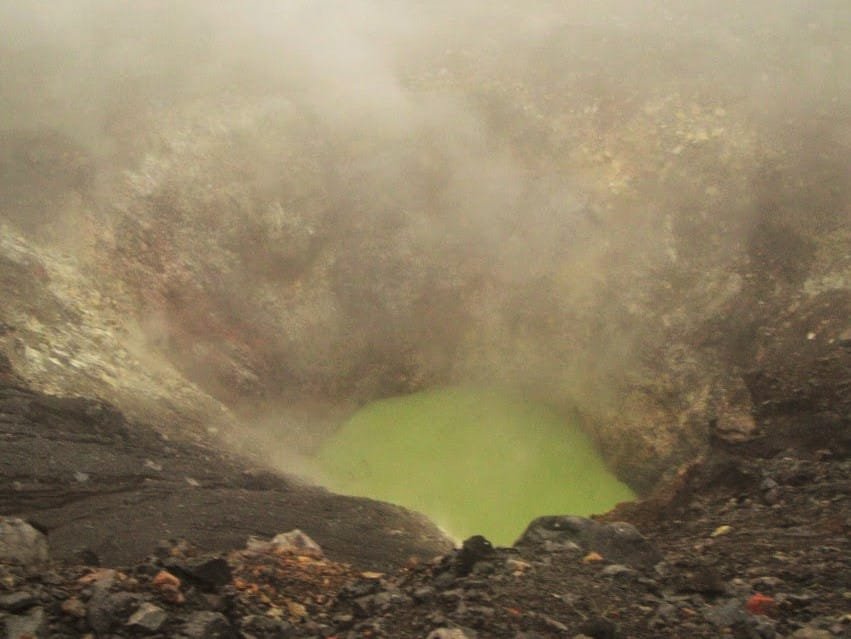 lokon-volcano crater (2) lokon-volcano-trekking