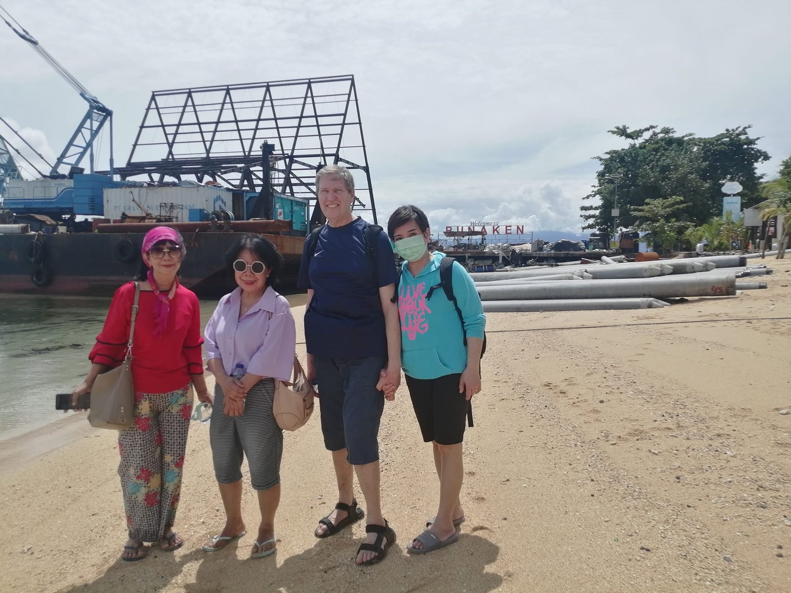 Bunaken_snorkeling_tours white-sandy-beach of Bunaken - snorkeling -tours