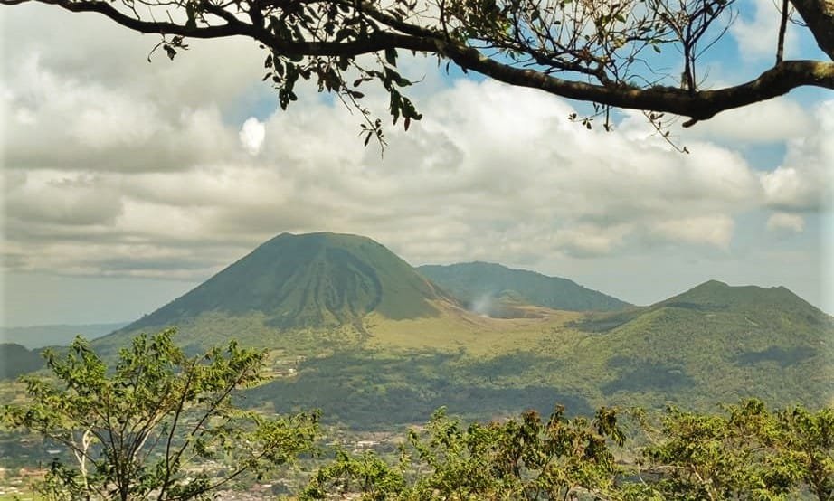 lokon-volcano_trekking-north-sulawesi. vulcano trekking north sulawesi