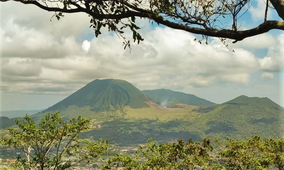 lokon-volcano_trekking-north-sulawesi. vulcano trekking north sulawesi