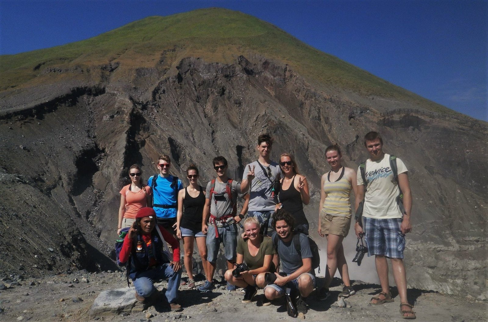 lokon_volcano_trekking. Lokon vulcano trekking group