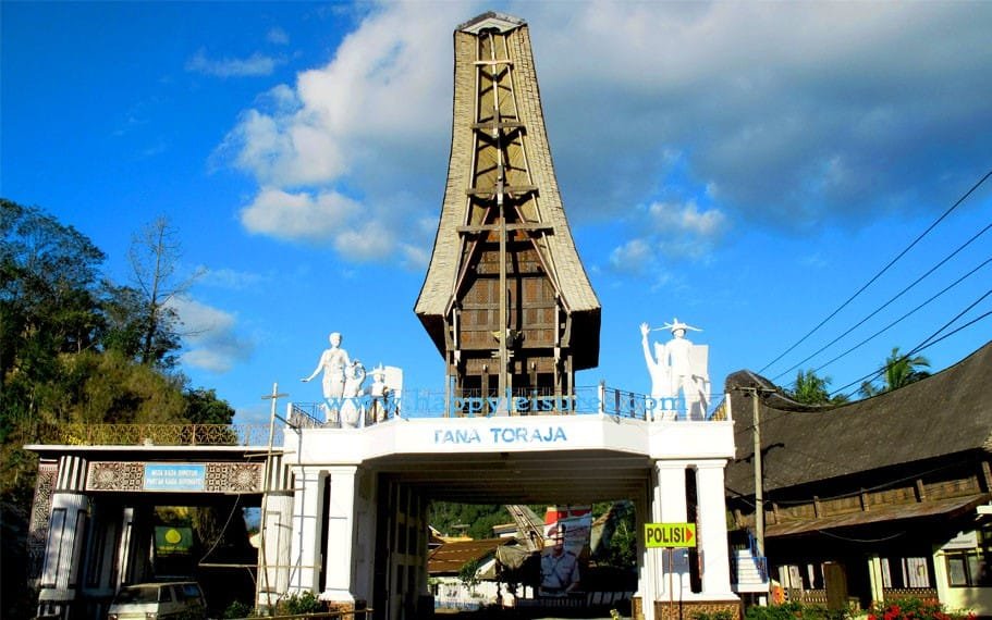 sulawesi,tours entering toraja