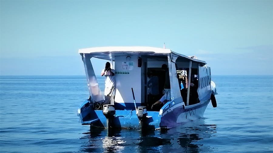 snorkeling-tour bunaken Private Wooden snorkeling boat