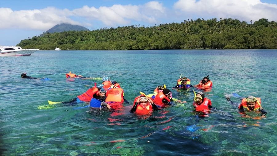 snorkeling tour on bunaken Snorkeling tour Bunaken island