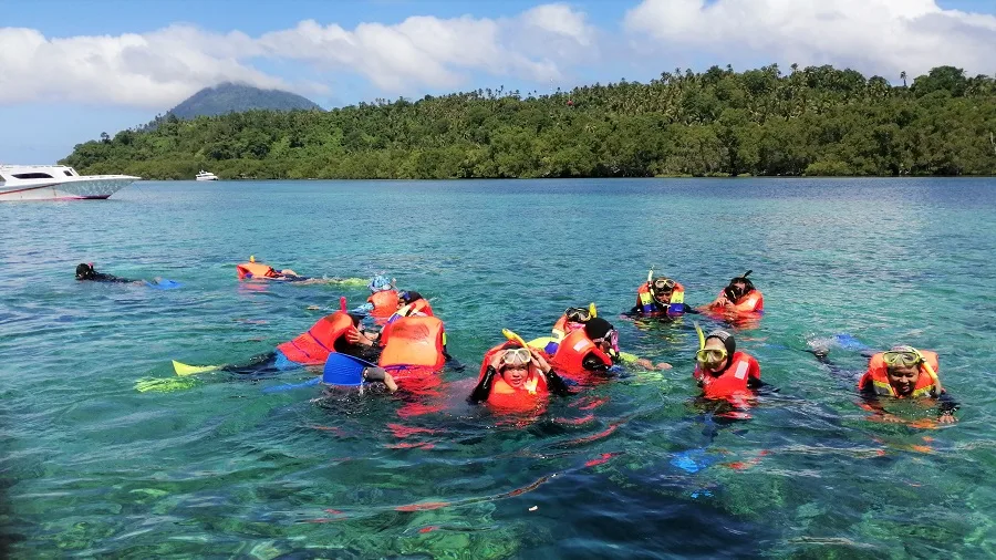 Snorkeling tour Bunaken island