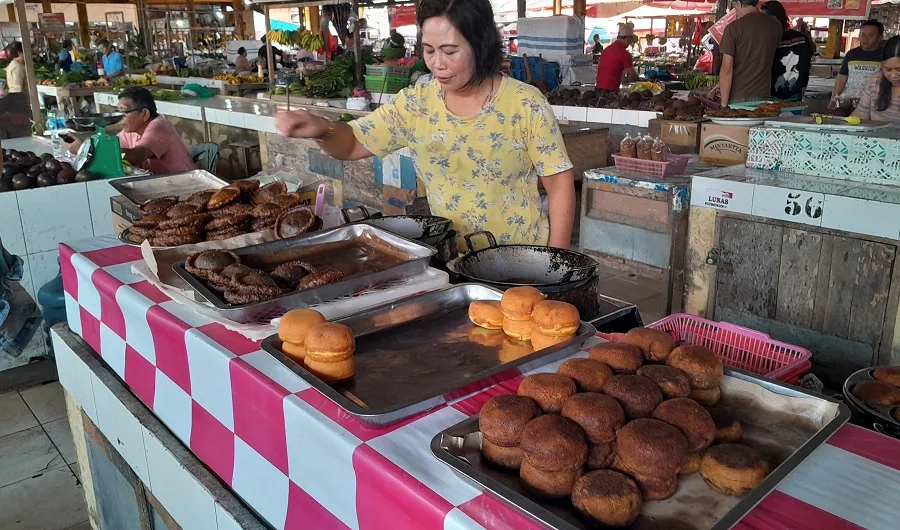 traditional cake on Minahasa highland tours